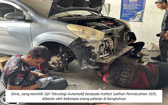 Dinie, yang memiliki Sijil Teknologi Automotif, dibantu oleh beberapa orang pekerja di bengkelnya yang terletak di Seremban, Negeri Sembilan