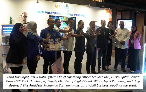 Third from right, CTOS Data Systems Chief Operating Officer Lee Shin Mei, CTOS Digital Berhad Group CEO Erick Hamburger, Deputy Minister of Digital Datuk Wilson Ugak Kumbong, and Unifi Business’ Vice President Mohamad Yusman Ammeran at Unifi Business’ booth at the event.