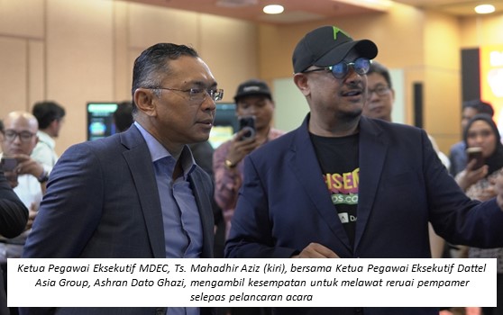 Ketua Pegawai Eksekutif MDEC, Ts. Mahadhir Aziz (kiri), bersama Ketua Pegawai Eksekutif Dattel Asia Group, Ashran Dato Ghazi, mengambil kesempatan untuk melawat reruai pempamer selepas pelancaran acara