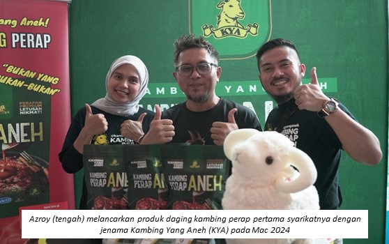 Azroy (tengah) melancarkan produk daging kambing perap pertama syarikatnya dengan jenama Kambing Yang Aneh (KYA) pada Mac 2024 