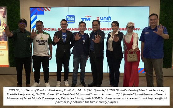 TNG Digital Head of Product Marketing, Emilio Sta Maria (third from left); TNG Digital’s Head of Merchant Services, Freddie Lee (centre); Unifi Business’ Vice President Muhamad Yusman Ammeran (fifth from left); and Business General Manager of Fixed Mobile Convergence, Kelvin Lee (right), with MSME business owners at the event marking the official partnership between the two industry players